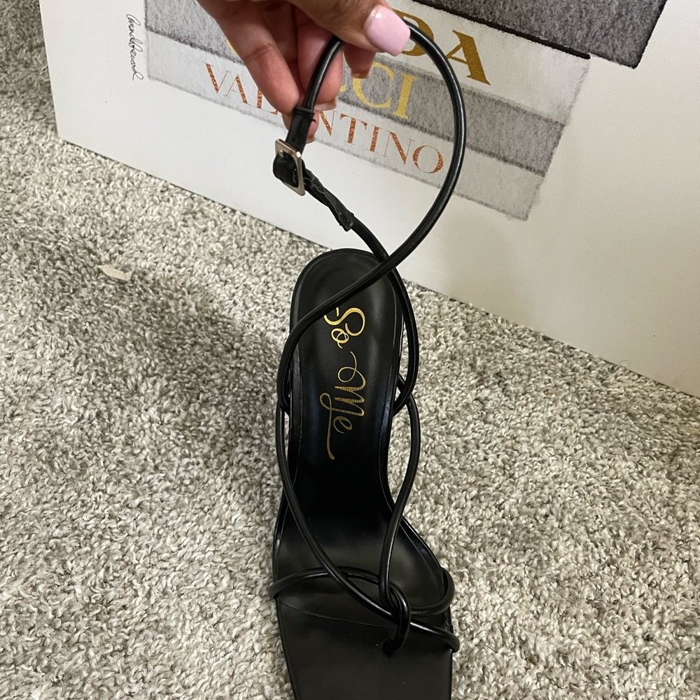 Black‎ Heels - Picture 4 of 6